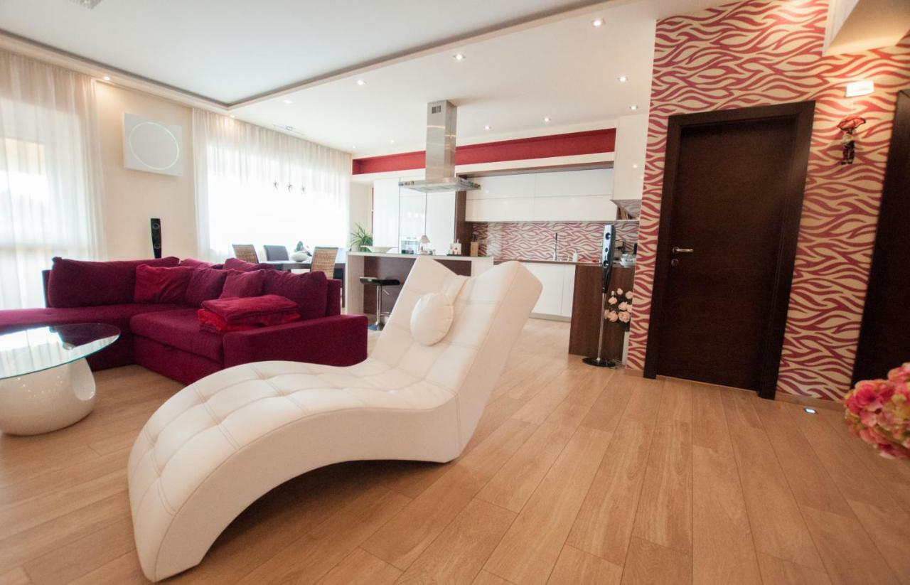 Prestige Apartment 科马尔诺 外观 照片